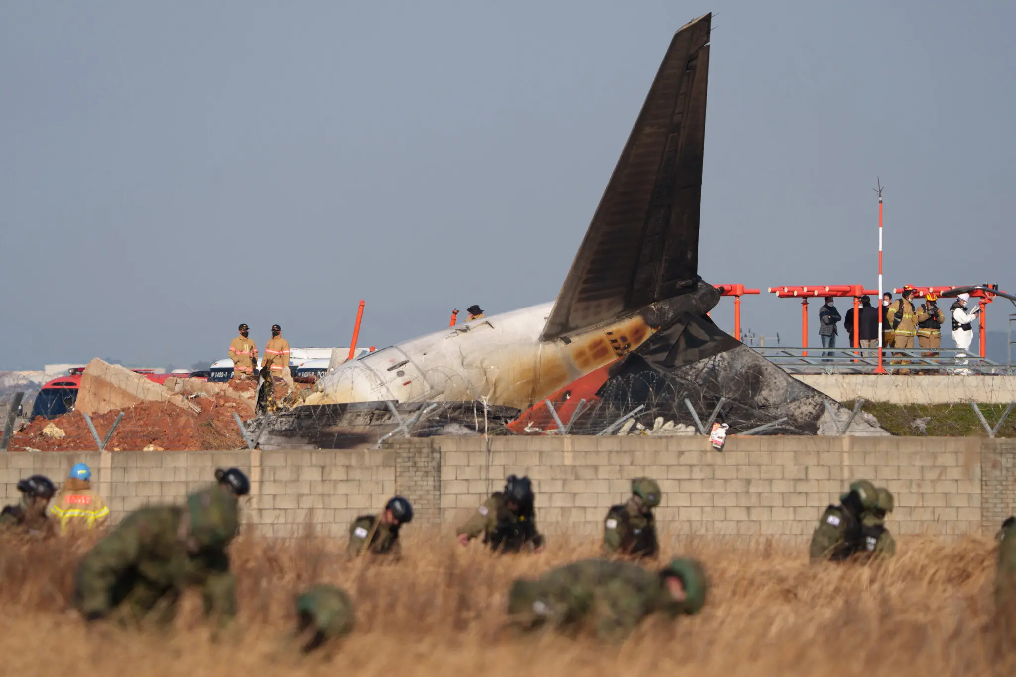 Південнокорейський спецназ шукає людські останки біля уламків літака.